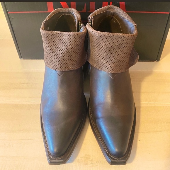 Justin Boots
"Reba" booties
$140 Size: 8 Justin Boots
(NWT
Justin
"HOPE" booties - Picture 3 of 5